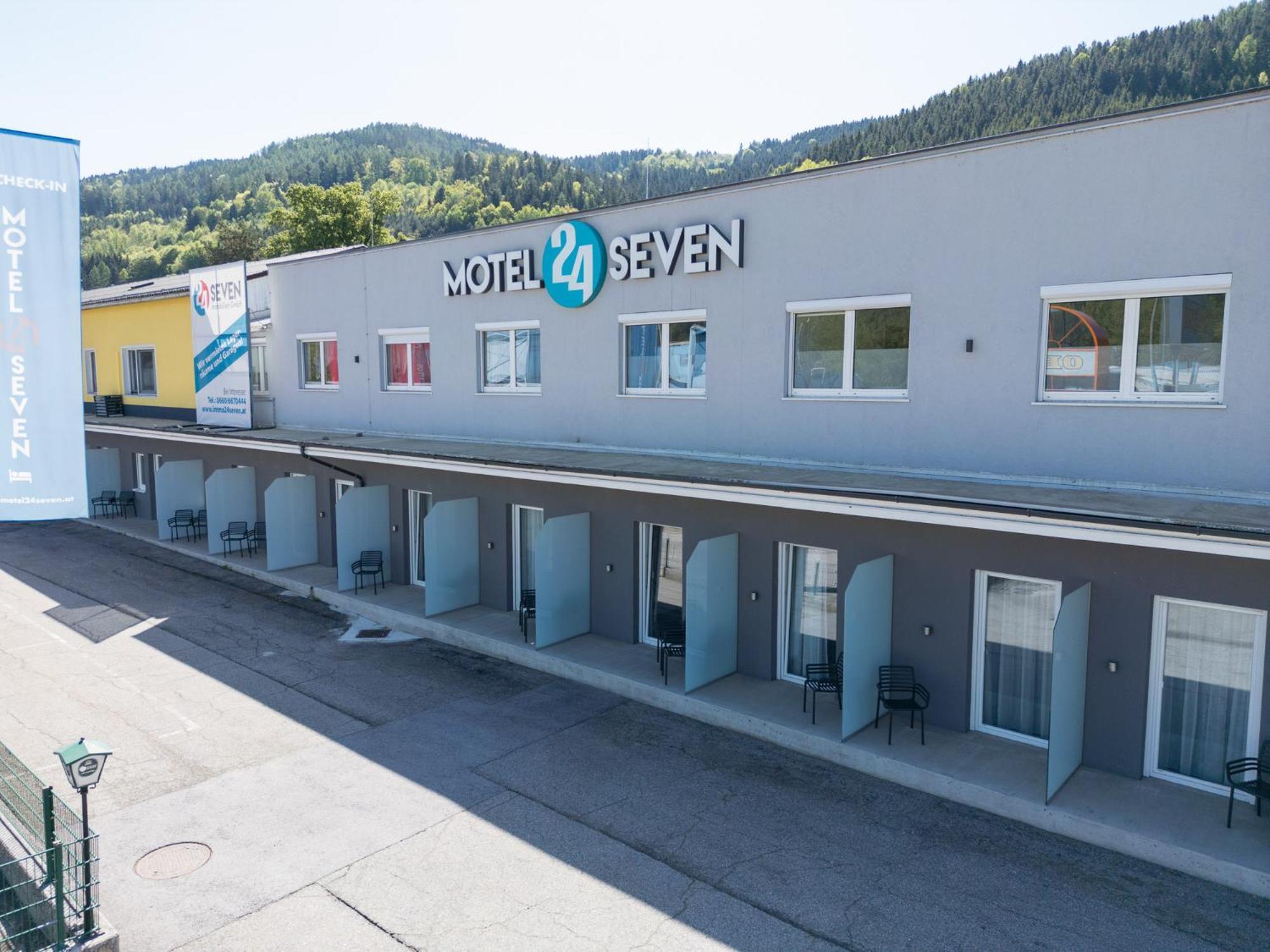Motel24Seven บรุคอันเดอร์มัวร์ ภายนอก รูปภาพ